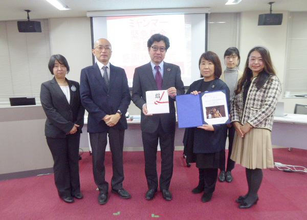 贈呈の目録及び感謝状とともに集合写真